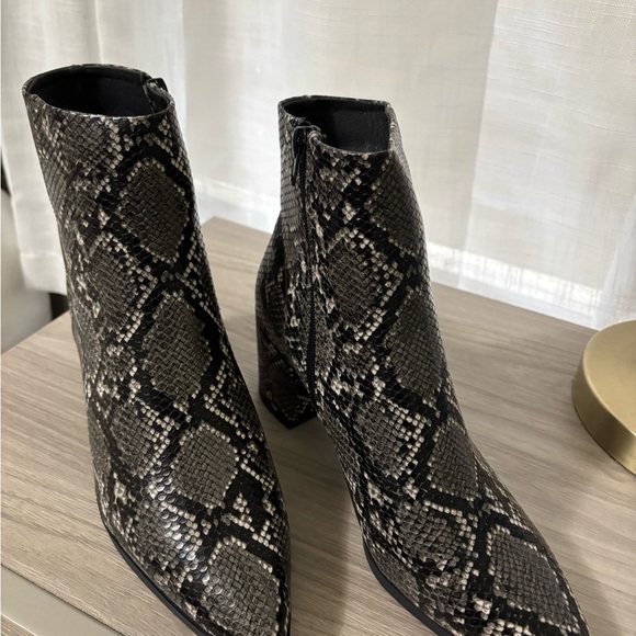 Madden Girl Black and Gray Snakeskin Ankle Booties size 11. - Picture 3 of 7